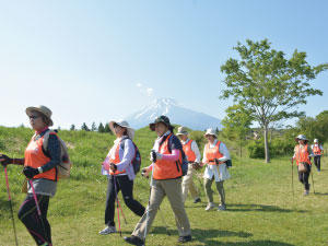 終了 募集 22 09 03 土 ノルディックウォーキング開催 新着情報詳細 富士山こどもの国 公式サイト 富士山のふもとは楽しい冒険王国だ